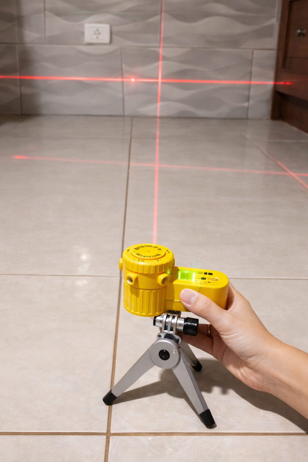 Automatski laserski nivelator sa tripod postoljem
