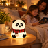 Panda lampa kao ambijentalno svetlo uz porodično večernje čitanje