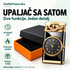 Upaljač sa analognim satom u crno-zlatnoj boji, poklon kutija i približne dimenzije 7 × 4 × 1,3 cm.